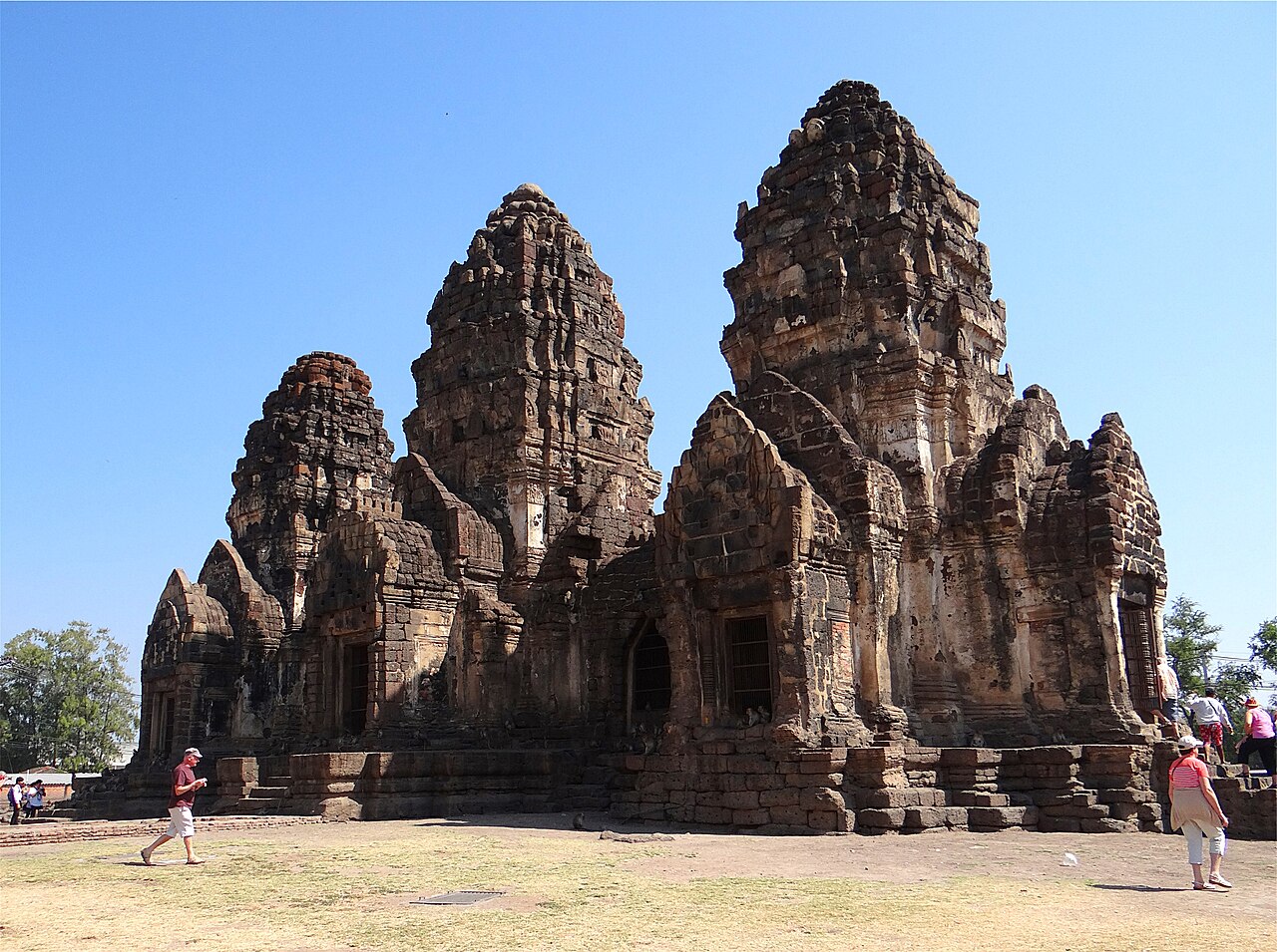 Phra Prang Sam Yot with monkeys